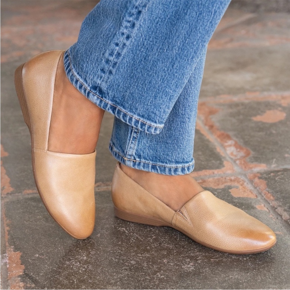 Dansko Larissa Tan Napa loafers flats size 41. US 10.5